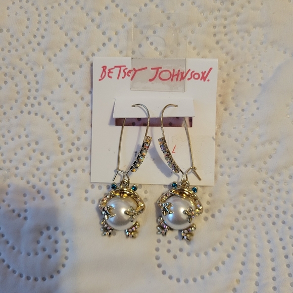 New!! Betsey Johnson Caribbean Queen Collection Faux Pearl Frog Earrings - Picture 1 of 6